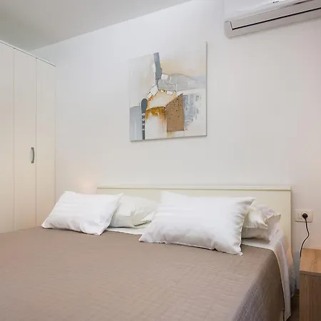 Cindro With Terrace Apartment